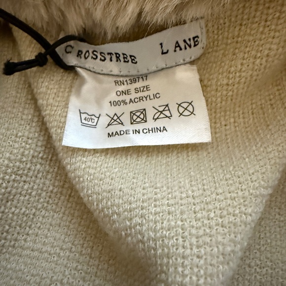 Elegant Cream Faux Fur Trim Cape - Picture 4 of 6